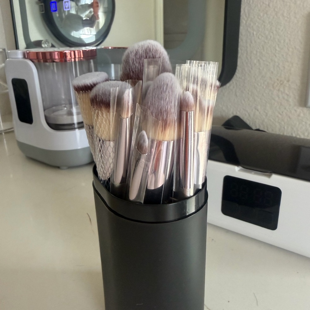 Professional 18 Piece Makeup Brush Set with Black Holder (New) - Picture 1 of 4